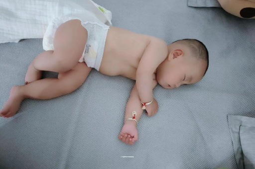 大理三个月宝宝抬头不稳